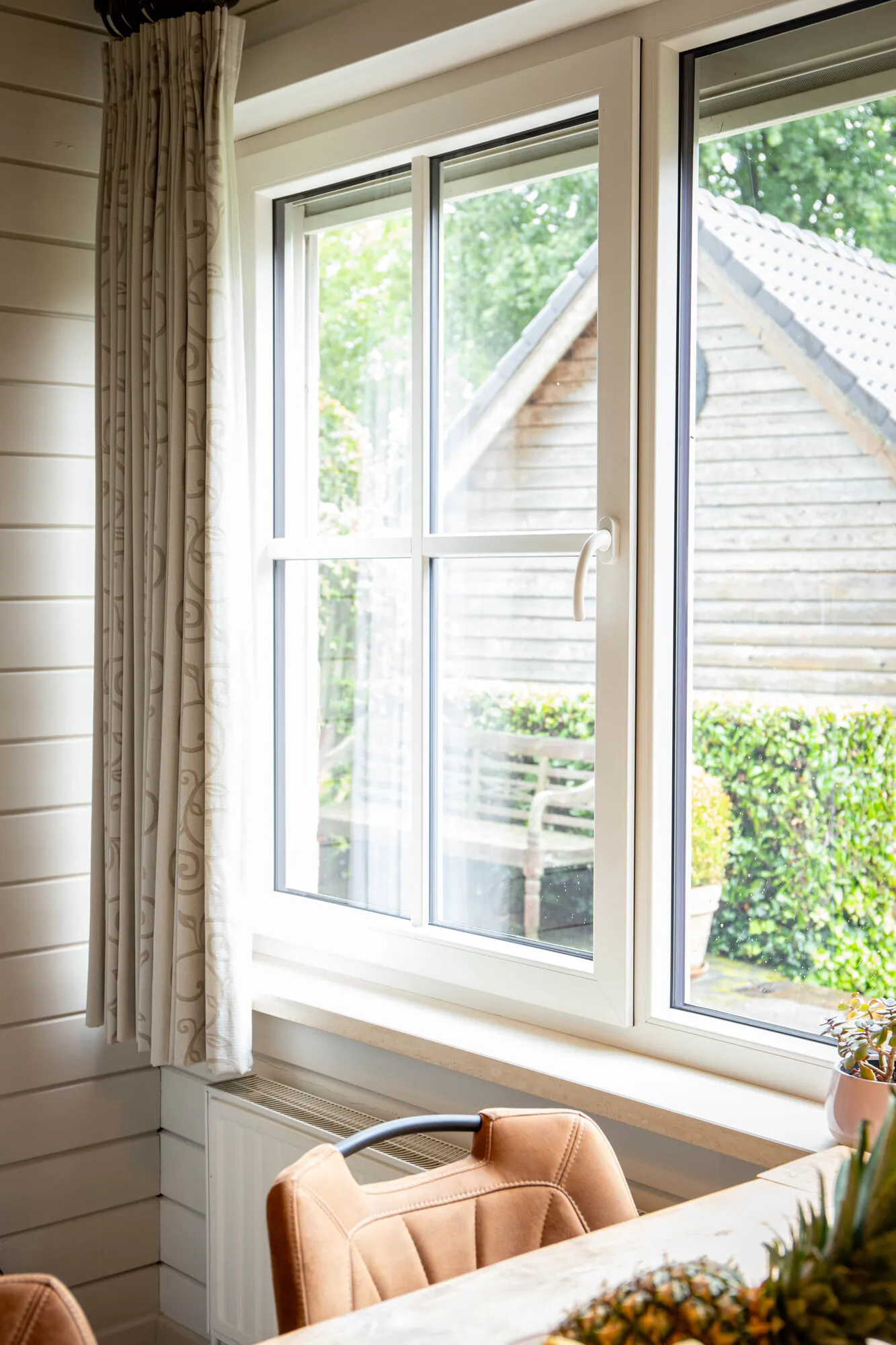 Kunststoff-Fenster in einem modern eingerichteten Wohnraum