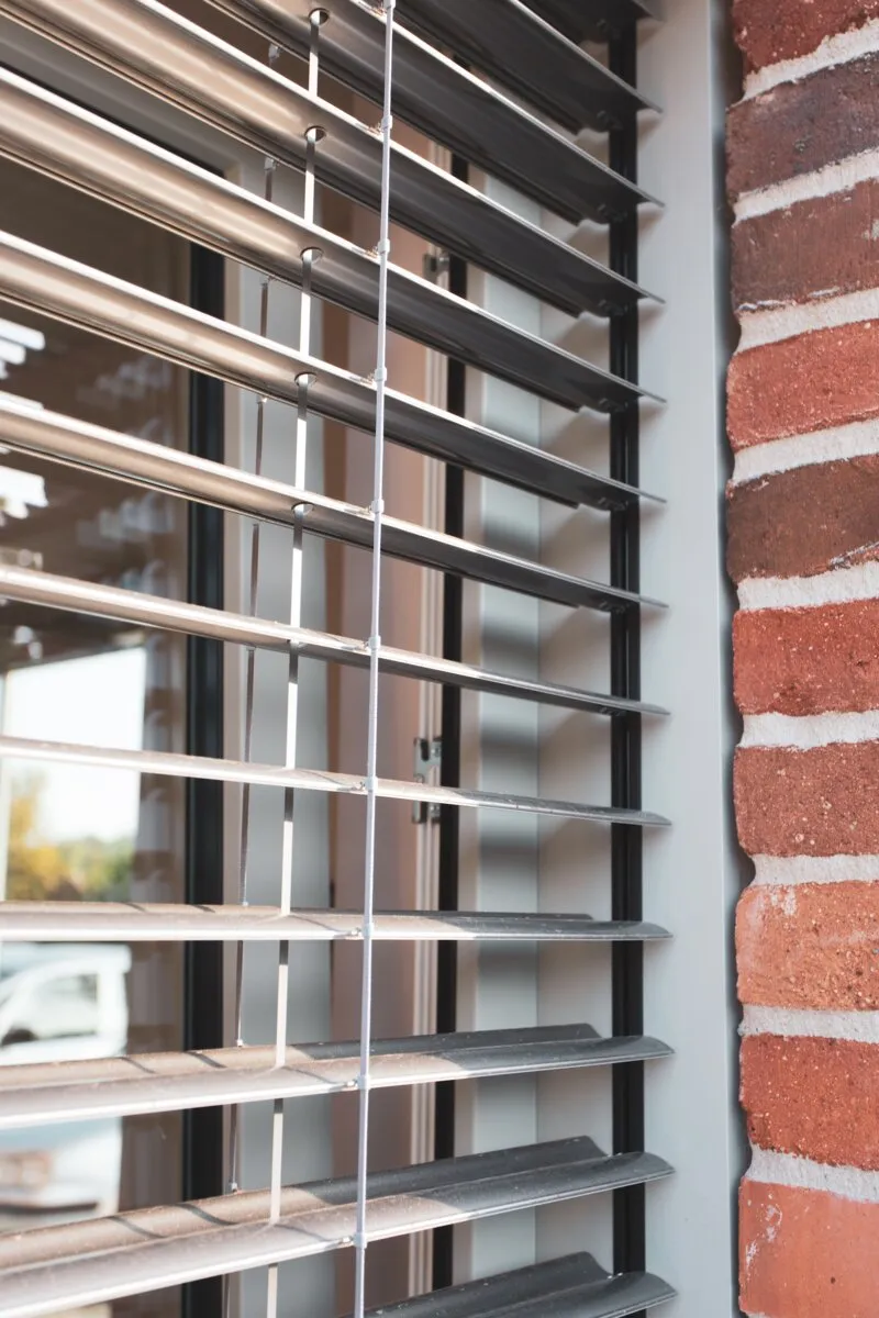 Außenliegender Raffstore mit verstellbaren Aluminium-Lamellen